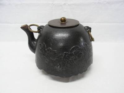 ☆古い 鉄瓶 花図 双耳☆茶道 茶道具 囲炉裏 風炉釜 釜 炭道具 炉 風炉 吊り 鋳物 鉄 薬缶 牡丹 花 虫喰い 古道具 古民具 骨董 現状 80