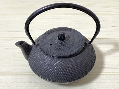 【F063S】鉄瓶　急須　あられ紋　胴径約14cm　高さ（蓋つまみ含む）約9cm　重さ約1kg　茶道具 茶器 茶釜 湯沸かし 鉄器 金属工芸品 骨董