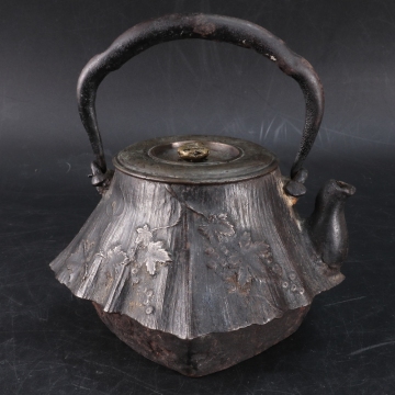 ◆◇金龍堂 末広葡萄文 小振り鉄瓶 1330g 茶道具 時代◇◆