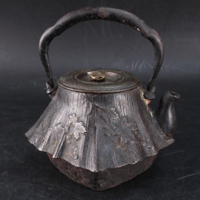 ◆◇金龍堂 末広葡萄文 小振り鉄瓶 1330g 茶道具 時代◇◆