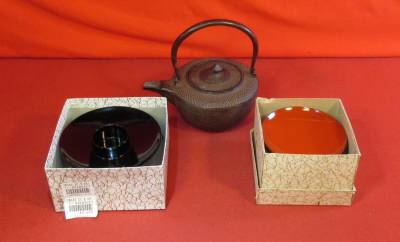 茶道具 お屠蘇『木製本漆塗盃台+木製引き盃5客+鉄製銚子(酒次)』朱盃 霰鉄瓶 丸型 酒注ぎ 急須型 酒器 屠蘇器 茶事 七事式 茶懐石 千家十職