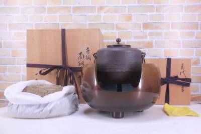 茶道具 風炉/茶釜セット 亀代屋釜 両取風炉 共箱付き 灰/五徳/底瓦/耳セット 中古現状品 アンティーク■(W2096)