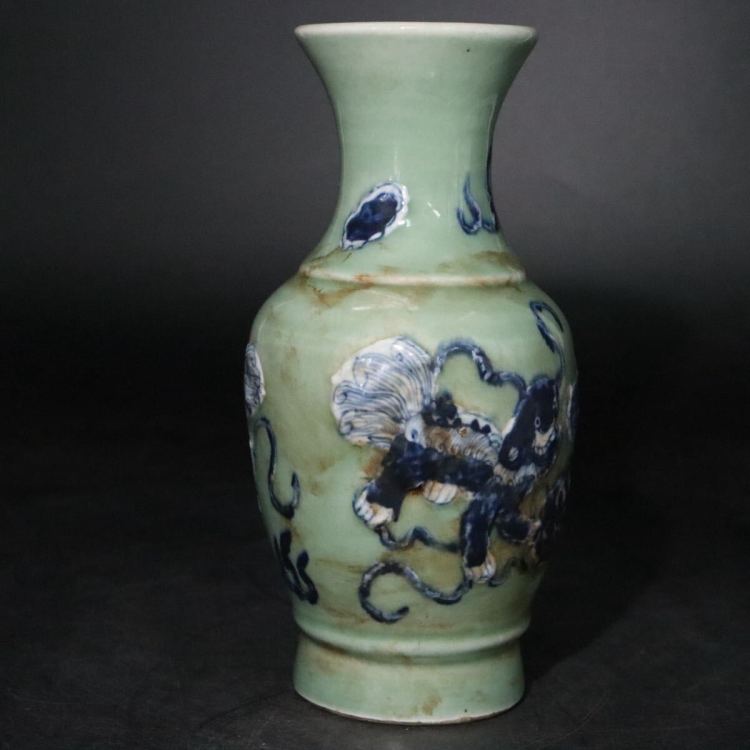 大清?雍正年製　款　青磁　・　青釉　獅子図　花瓶　/　中国美術　清?　雍正　青花　豆青釉　.Ｂ1327