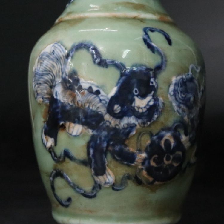 大清?雍正年製　款　青磁　・　青釉　獅子図　花瓶　/　中国美術　清?　雍正　青花　豆青釉　.Ｂ1327
