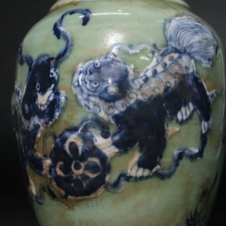 大清?雍正年製　款　青磁　・　青釉　獅子図　花瓶　/　中国美術　清?　雍正　青花　豆青釉　.Ｂ1327