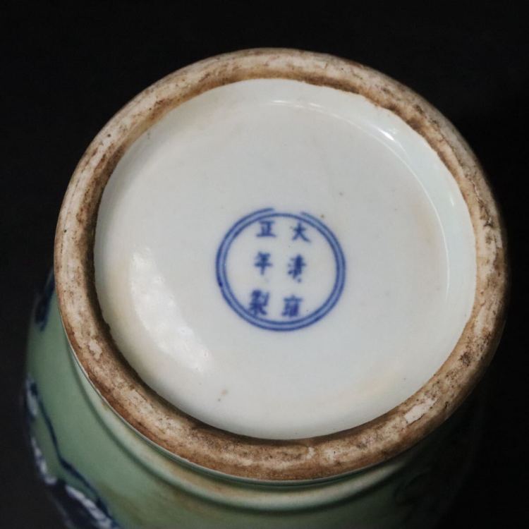 大清?雍正年製　款　青磁　・　青釉　獅子図　花瓶　/　中国美術　清?　雍正　青花　豆青釉　.Ｂ1327