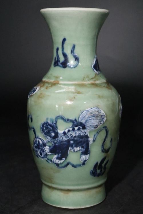 大清?雍正年製　款　青磁　・　青釉　獅子図　花瓶　/　中国美術　清?　雍正　青花　豆青釉　.Ｂ1327