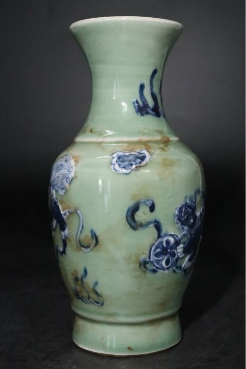 大清?雍正年製　款　青磁　・　青釉　獅子図　花瓶　/　中国美術　清?　雍正　青花　豆青釉　.Ｂ1327