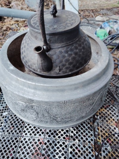 火鉢 手あぶり 湯沸かしです 時代物ですので 古いです鋳物だと思います 南部鉄瓶ごとく灰付きです煎茶道具 アンティーク