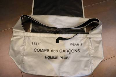 2001AW 即決 COMME DES GARCONS HOMME PLUS コムデギャルソンオムプリュス ロゴプリント ニュースペーパー ワンショルダーバッグ シルバー