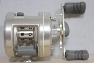 ☆【1F0318-9】 SHIMANO シマノ ベイトキャスティングリール CALCUTTA200 初代カルカッタ/バス釣り/右ハンドル/丸型リール ジャンク