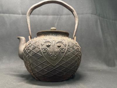 金龍堂　丸形　鉄瓶　 総柄饕餮文　菊摘み 時代品　103567
