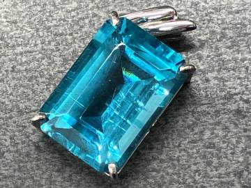 Pt900 プラチナ 総重量5.6g トップ アクセサリー カラーストーン付き