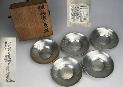 鳳】三世 秦 蔵六　造　銕琅刻 群虫図 純錫円式茶托五客 共箱共布　煎茶道具　検：銀瓶鉄瓶湯沸急須常滑焼九谷備前薩摩純銀純金
