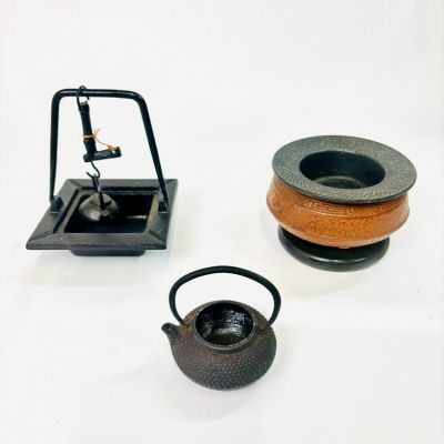 KA-217-3 【南部鉄器 ミニ囲炉裏含む 3点セット】ミニ囲炉裏 ミニ火鉢 香炉 灰皿 ミニ急須（蓋なし） 伝統工芸 金属工芸 鉄器 中古 現状品