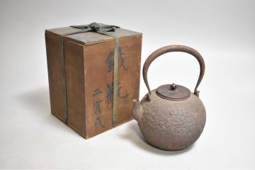 【英】A952 龍文堂安之介 芋頭形鉄瓶 共箱 中国美術 朝鮮 鉄製 急須 茶道具 骨董品 美術品 古美術 時代品 古玩 mv
