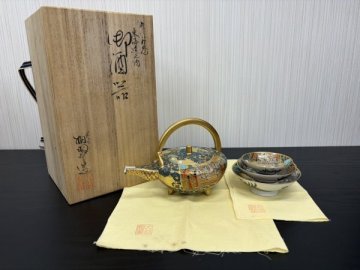 旧家蔵出し 希少 コレクター放出品 未使用保管品 九谷焼 九谷柏翠 酒器 東海道 急須 銚子 盃 三段 猪口 青粒 金彩 共箱付 工芸品 古美術品
