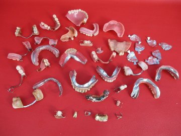 詳細不明　歯科金属　金歯　銀歯　入れ歯　重さ約285g　パラジウム　義歯　現状品（箱　10258