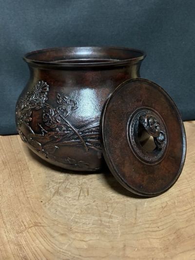 【佐渡銅器】斑紫銅 建水（茶こぼし）・『草花』紋・霊芝摘み・本歌『本間 琢斎』作・茶道具