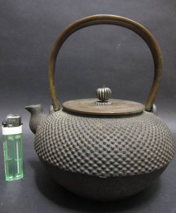 龍文堂鉄瓶　在銘　摘みは銀製。銅蓋　あられ紋銀摘鉄瓶　煎茶道具 ・茶道具 ・水漏れなし 鉄器 ・金属工芸 ・古美術