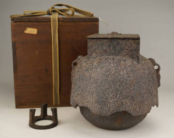 鳴】釜師造　天明形　白肌古釜　蓋置付き　共箱　264-7検：浄益　大西　一圭　朱泥　煎茶　茶道具　銀瓶　常滑焼　九谷　薩摩　鉄瓶