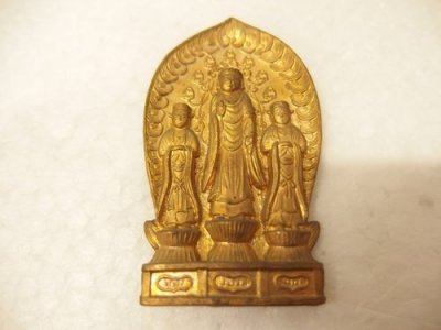 0460323a【メ便】金属製 阿弥陀三尊像 仏像/真鍮製？/仏教美術/小型/仏具/5.8&times;3.5cm程/中古品/ゆうパケット発送可能商品