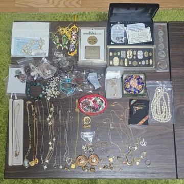 貴金属 アクセサリー ネックレス リング 硬貨 真珠 イヤリング ブレスレット イミテーション 遺品整理 ペンダント K18 記念メダル まとめ