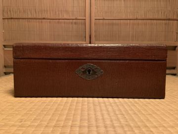 【昭和初期頃】木製 漆塗り 文箱／尺八ケース　無垢杉材 布着せ漆仕上げ 鍵付 時代箱 古道具　旧家うぶ出し　鎌倉仕入品