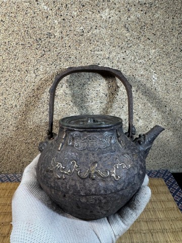 小振り　釜師　蔵六　砲口　古鏡蓋　満水容量650cc 金象嵌　 明治時代 鉄瓶 煎茶道具