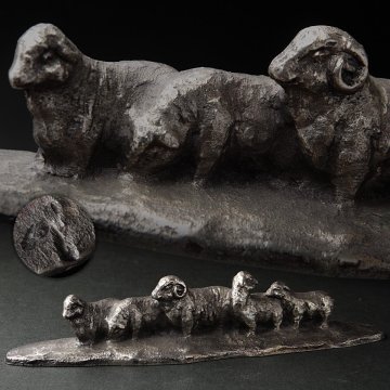 JR425 【津田永寿 作】白銅「群羊」文鎮 幅15cm 木箱付・鎮紙・書鎮・ペーパーウェイト 書道具 文房四宝 金工美術