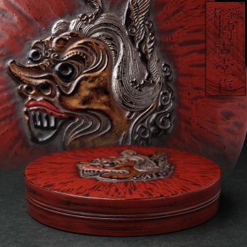 FG138 【鎌倉 博古堂 作】鎌倉彫 金銀彩「蘭陵王」丸形香合 径10.3cm 木箱付・根来塗香合・蓋物 伝統工芸 漆工芸 漆器 古美術