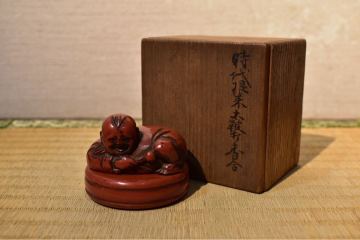 【GE】E483【コレクター所蔵品】時代 根来太鼓人物香合/日本美術 根来塗 漆器 漆芸 香道具 盒子 骨董品 時代品 美術品 古美術品 