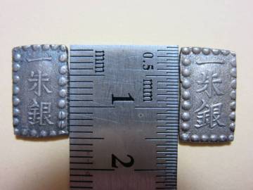 １２，一朱銀　２種　２枚　左１，９０ｇ　右１，８６ｇ