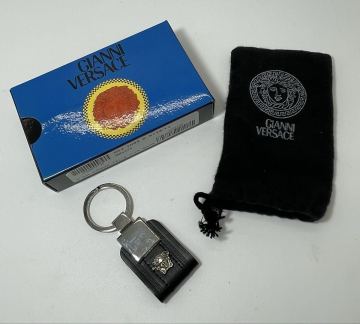 美品 GIANNI VERSACE ジャンニヴェルサーチ キーホルダー メデューサ レザー シルバー金具 箱付 保存袋付 メンズ レディース 高級 人気