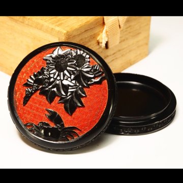 【治】時代漆工芸 堆黒花蟹紋香合☆箱付　幅 6.2ｃｍ　重さ 37g　堆朱　楊成　茶器　讃岐彫　時代品　(検索：玉楮象谷 音丸耕堂)　OP24