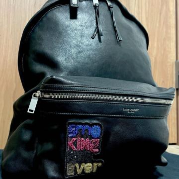 【極美品 大人の色気】 SAINT LAURENT サンローラン メンズ リュック ショルダーバッグ デイバッグ レザー ブラック 黒 
