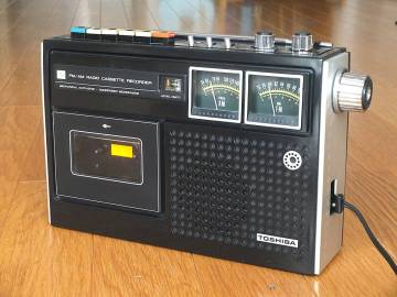 整備済動作品　1973年　昭和レトロ　東芝　PIONEER製スピーカー搭載２バンドラジカセ　RT-300F　　MADE IN JAPAN