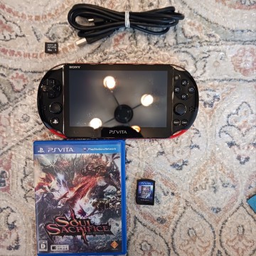 【すぐ遊べるセット】PS Vita（PCH-2000）レッド/ブラック　 本体＋16GBメモリーカード＋ソフト＋充電ケーブル 動作確認済み 画面良好