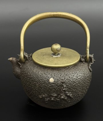 【江】極上品 釜師名人 亀文堂造 月風景盛上彫象嵌把手姥口鉄瓶 高さ20㎝ 日本亀文角銘 古美術品(茶道具茶器薬缶湯沸)XZ1798 CCTufy NTuyd