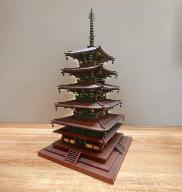 秀風作 紫檀材模型国宝 法隆寺五重塔 精密細工 工芸品 高さ47cm 木製建築模型 置物 美術骨董 傑作 作家物 木製 木彫