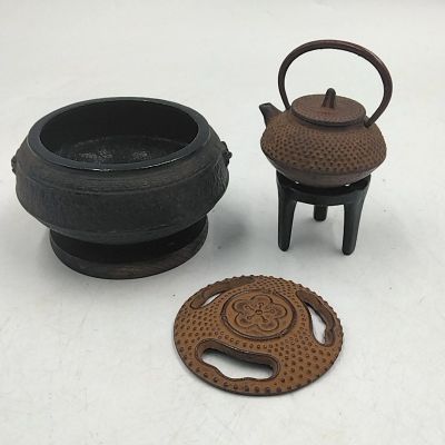 南部鉄器 泉堂 茶釜 風炉釜 鉄瓶 アラレ文様 雲龍地紋 回文帯 獅子耳 釜敷 五徳 三脚台 木台 鋳鉄 茶道具 伝統的工芸品 セット