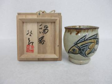 Ｔ４５１８　壺屋焼　人間国宝　金城次郎　魚紋湯呑　共箱　新垣榮徳に師事　国画会会員　沖縄県功労章受賞