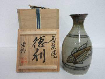 Ｔ４５１９　壺屋焼　人間国宝　金城次郎　魚紋徳利　共箱　新垣榮徳に師事　国画会会員　沖縄県功労章受賞　