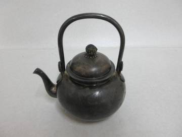 Ｔ４５４７　時代物　和作　純銀製　菊摘片切彫桜文銀瓶　急須　２７５ｇ　箱付き