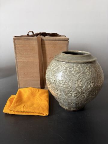 y162 陶磁器 人間国宝 島岡達三 地釉象嵌唐草文壺 共箱 民芸陶器
