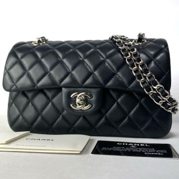 CHANEL Matelasse Lambskin Shoulder Bag シャネル マトラッセ　ラムスキン Wフラップ　斜め掛け　肩掛け　チェーンショルダーバッグ 