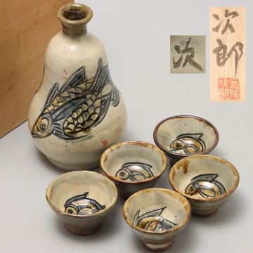 PR621. 人間国宝【金城次郎】壺屋焼 線彫魚紋酒器 共箱 徳利 盃5客 揃い /陶器陶芸骨董蔵出し