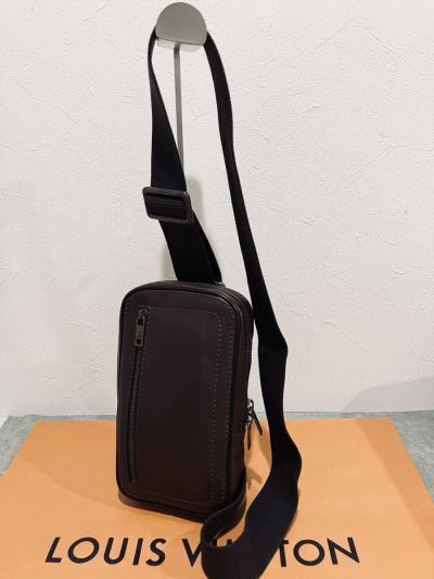 LOUIS VUITTON ● 極上美品 ユタ ボディバッグ レザー ショルダーバッグ 斜め掛け ルイヴィトン