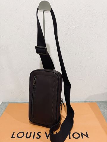 LOUIS VUITTON ● 極上美品 ユタ ボディバッグ レザー ショルダーバッグ 斜め掛け ルイヴィトン