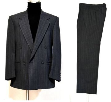217#★GIANNI VERSACE★ヴェルサーチ★品格あるグレーの幅広ストライプ#羽織るだけで洒落た男を演出#着心地良く高級４釦ダブルのスーツ48